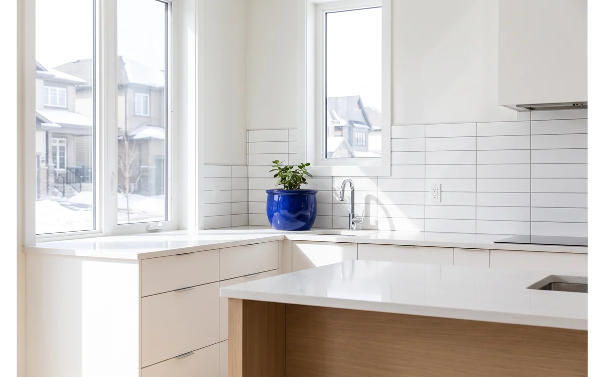 White subway-tile kitchen backsplash, freshly grouted